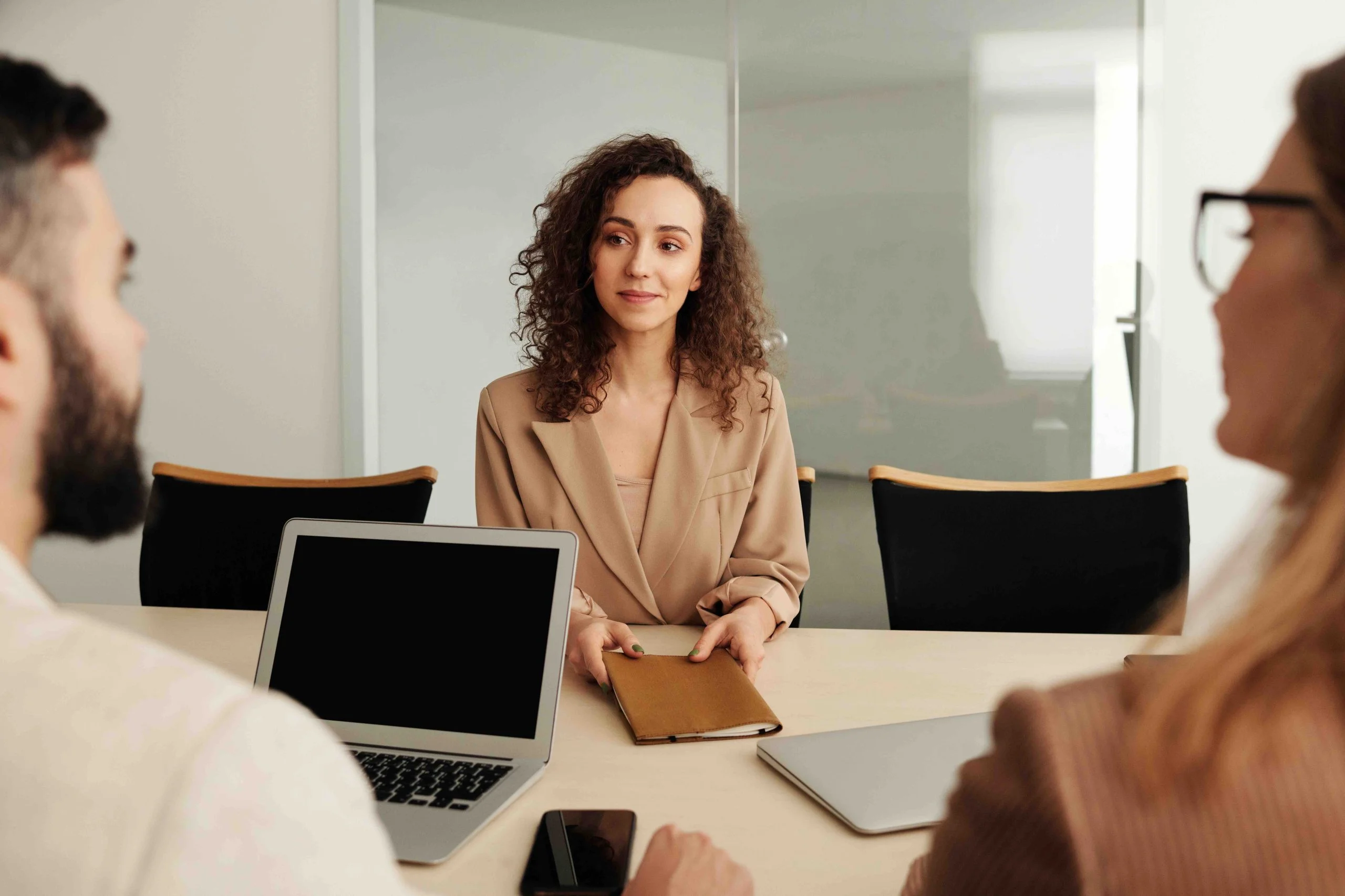 Mehr als nur Vermittler: 3 Anzeichen, dass Ihnen eine Recruiting Agentur jetzt helfen kann
